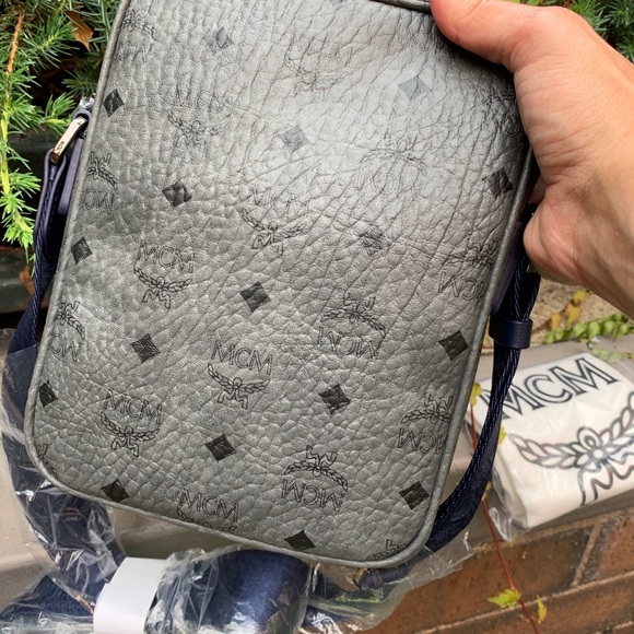 SOLD⛔️(UNISEX) Auth. MCM viseto Logo diamond zip Crosb - Picture 14 of 15